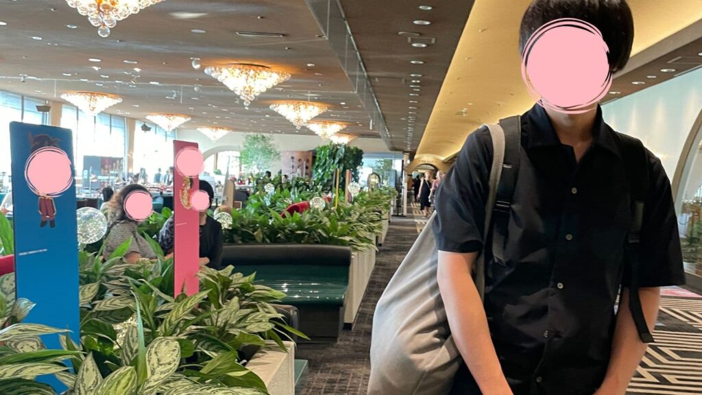 「ザ・メイン」ガーデンラウンジからショップまでの通路|The Main Garden Lounge to the Shops Pathway