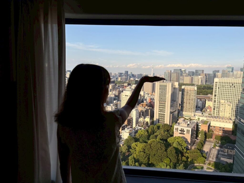 38階にて。スカイツリーを私の手のひらに載せる構図|On the 38th floor. A composition where I hold the Tokyo Skytree in the palm of my hand.
