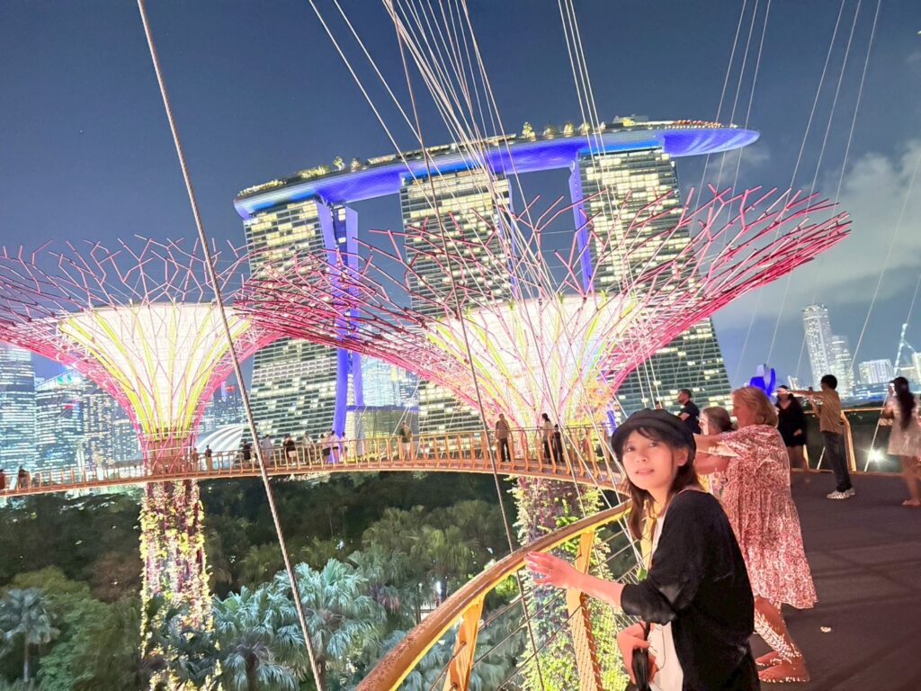 OCBCスカイウェイから見下ろすスーパーツリーとマリーナベイサンズの夜景、シンガポールの絶景空中散歩