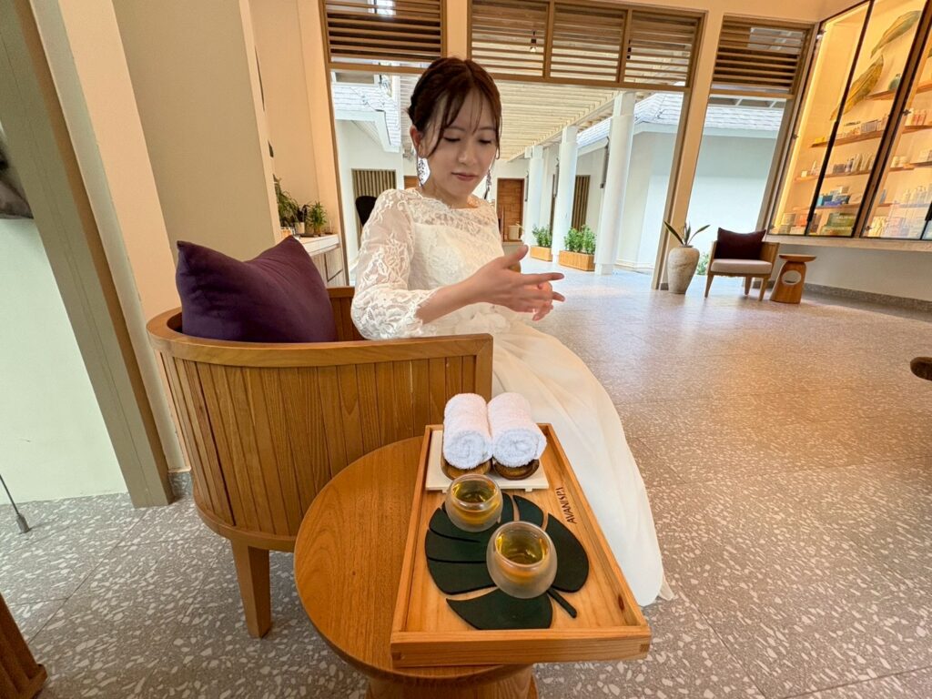 スパ入口。南国らしい落ち着く香りと自然光に包まれたスパ棟。施術前から五感が整う！