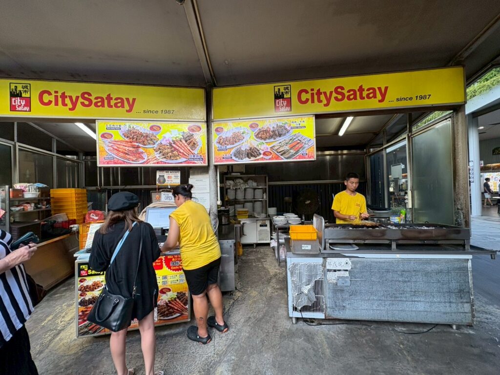 サテーバイザベイで焼かれるシンガポール風サテーの串と煙、夜のホーカー風景