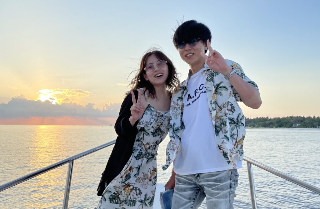 沈みかけの夕日を背景に、ダイさんが撮ってくれた写真。自然な雰囲気でお気に入りの一枚