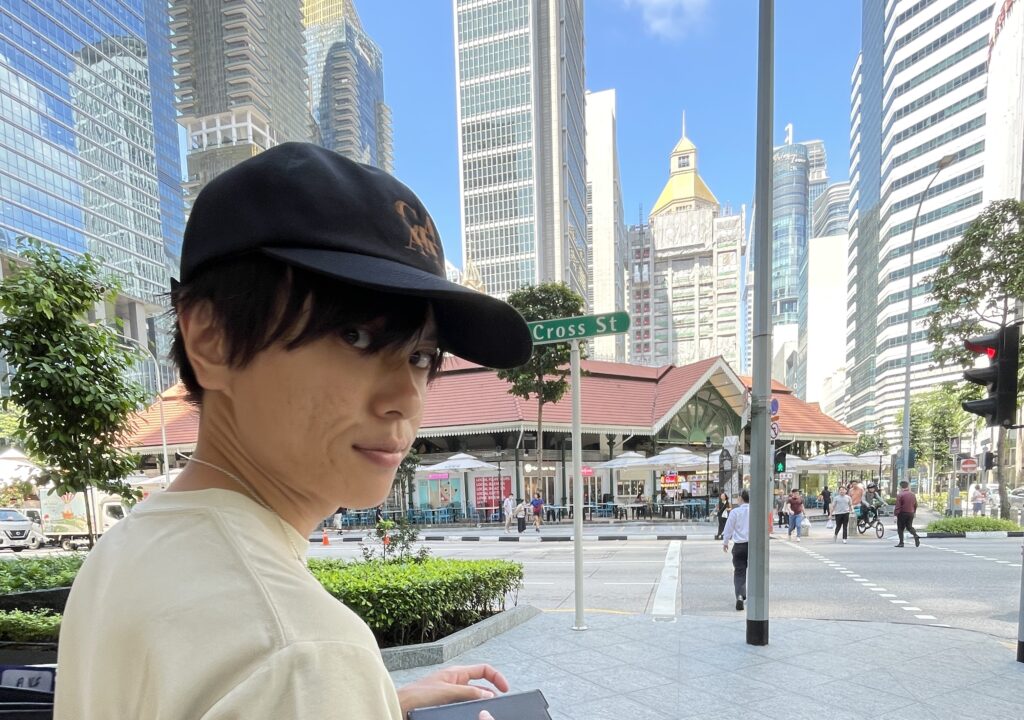 ラオパサのヴィクトリア様式の屋根と賑わうホーカー、シンガポールのチキンライスや屋台が並ぶ