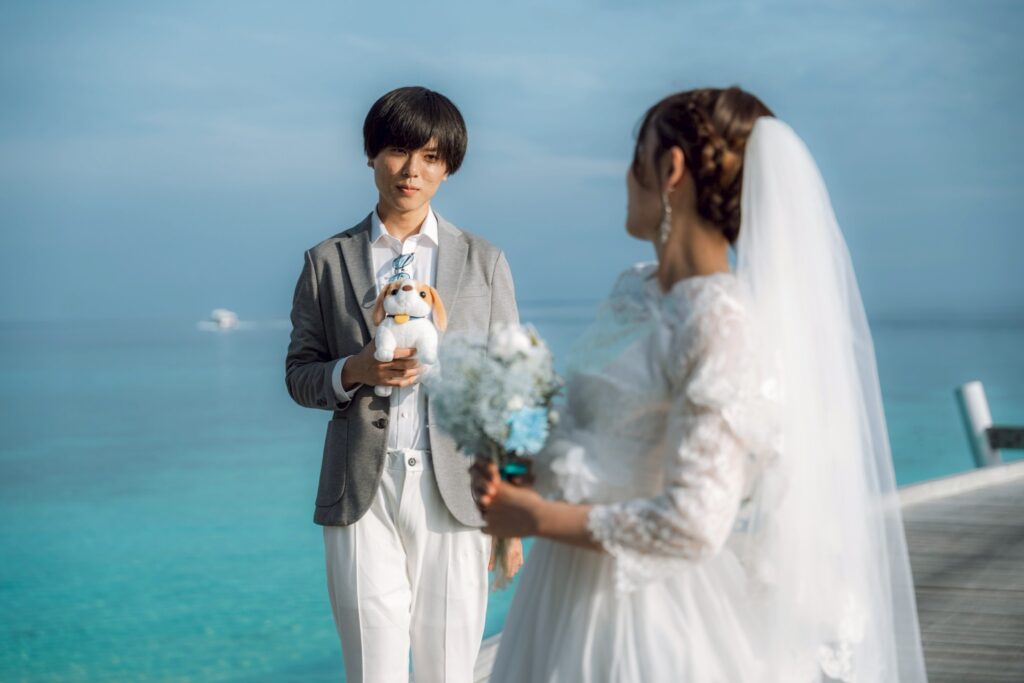 桟橋で撮ってもらった一枚。背景に広がるラグーンの青が、ドレスの白を一層引き立てる。